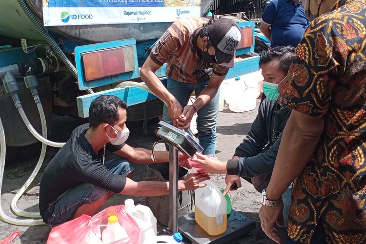Pendistribusian minyak goreng curah oleh Diskopindag (Dinas Koperasi, Perindustrian dan Perdagangan) Kota Malang bekerjasama dengan salah satu distributor di Pasar Bunul pada Kamis (24/3/2022). 