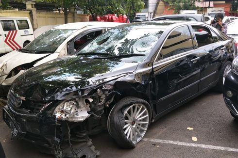 Penampakan Mobil Camry Rusak Diamuk Massa Setelah Tabrak Mercy dan 5 Pengendara Motor