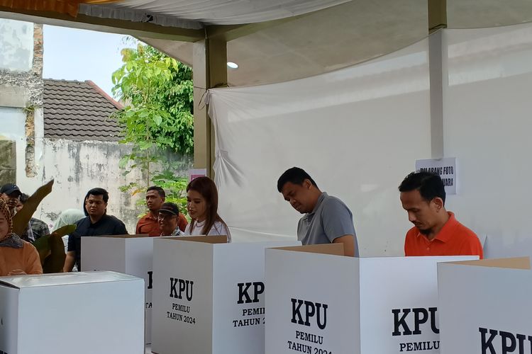 Wali Kota Medan bernama istrinya Kahiyang Ayu saat mencoblos di TPS 34 Komplek Perumahan Setia Budi, Kecamatan Medan Selayang, Kota Medan 