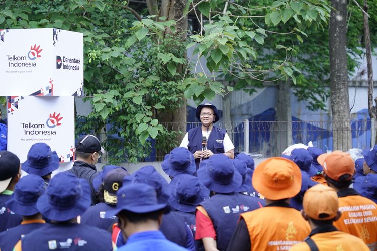 Peringati Hari Sungai dan World Cleanup Day, TelkomGroup Angkut 5,1 Ton Sampah dari Kali Krukut