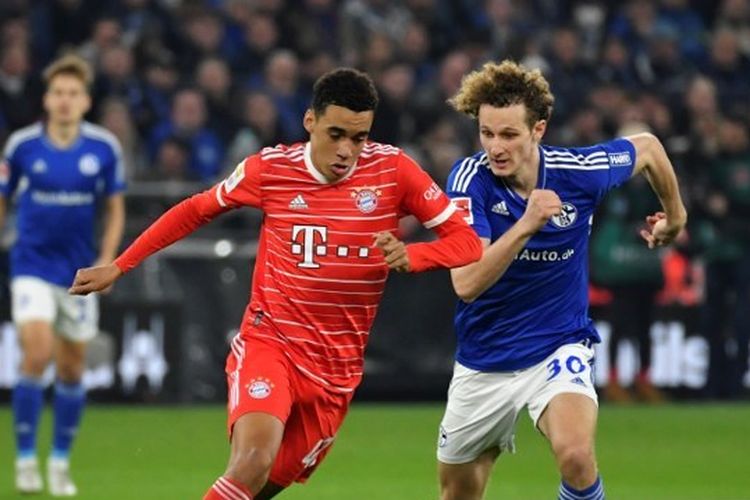 Gelandang Bayern Muenchen Jamal Musiala (kiri) dibayangi oleh pemain Schalke 04 Alex Kral dalam laga lanjutan Bundesliga musim 2022-2023. Laga Schalke 04 vs Bayern berlangsung di Stadion Veltins-Arena, Gelsenkirchen, Jerman, pada Minggu (13/11/2022) dini hari WIB.