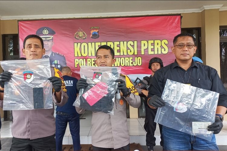 Polisi sedang menunjukkan barang bukti yang disita dari kasus kejahatan perampokan di Purworejo. Barang bukti tersebut diperlihatkan kepada media saat konferensi pers pada Kamis (23/11/2023). 