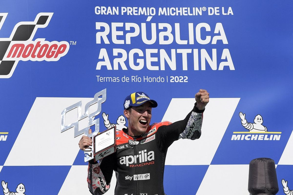 Pebalap Aprilia Racing, Aleix Espargaro, merayakan kemenangan dalam balapan MotoGP Argentina di Sirkuit Termas de Rio Hondo pada Senin (4/4/2022) dini hari WIB.