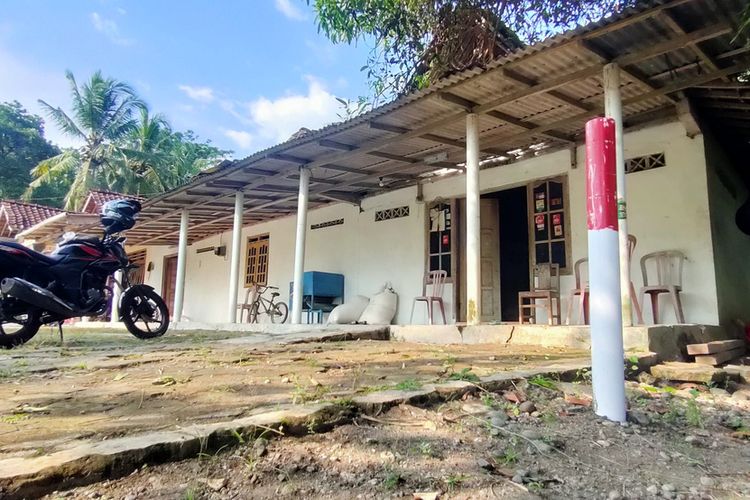 Salah satu rumah warga yang nanti sebagian bangunan akan terkena pembangunan jalan tol di wilayah Padukuhan Kalipenten, Kalurahan Kaliagung, Kapanewon Sentolo, Kabupaten Kulon Progo, Daerah Istimewa Yogyakarta.