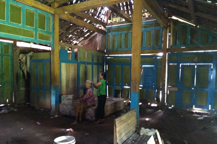 Lumpuh karena stroke, Mbah Kasmi (80) terpaksa tinggal di rumah yang tidak layak huni yang sudah reyot. Mbah kasmi juga tidak pernah mendapat bantuan pangan maupun kesehatan karena dianggap bukan warga desa setempat.