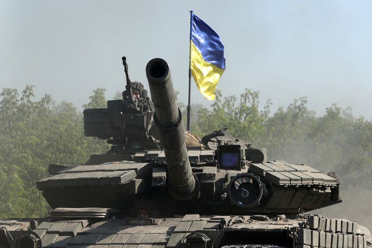 Tentara Ukraina mengendarai tank di timur wilayah Donbass pada 21 Juni 2022. Gubernur regional Sergiy Gaiday mengatakan, penembakan tanpa henti di Lysychansk pada 20 Juni menghancurkan 10 blok perumahan dan sebuah kantor polisi, menewaskan sedikitnya satu orang.