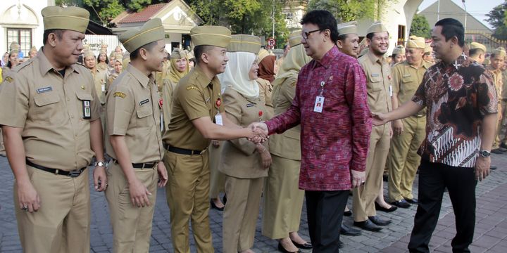 Mendagri Tjahjo Kumolo dan Wali Kota Semarang Hendrar Prihadi usai mengikuti apel pagi di Kantor Wali Kota Semarang, Senin (13/8/2018). 
