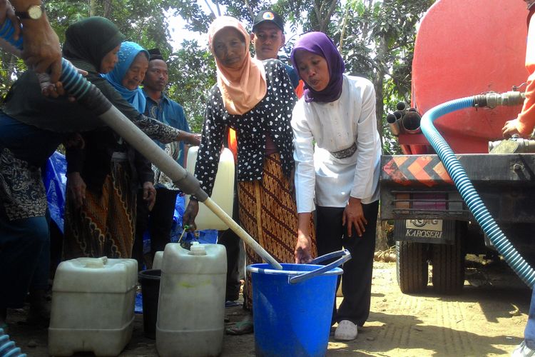 Warga di Desa Kembang, Nanggulan, Kulon Progo, DIY, mengantre mendapatkan air bersih. BPBD Kulon Progo mengirim 10.000 liter di tahap awal, Rabu (1/8/2018). 