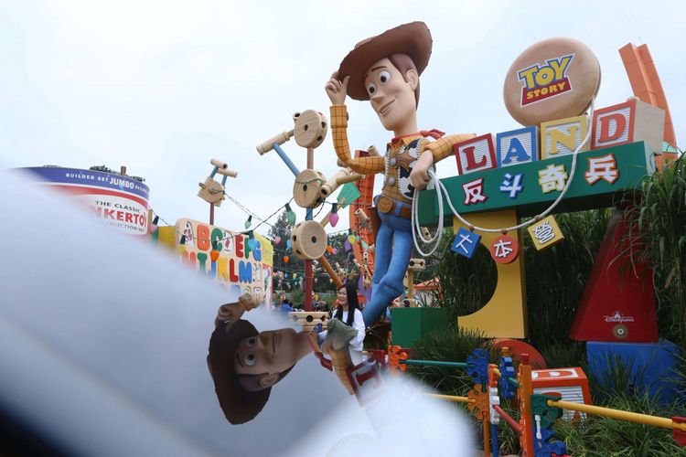 Pengunjung berpose di Toy Story land,  Disneyland Hongkong, Sabtu (17/03/2018). Disneyland menjadi salah satu tujuan  wisata di negara Hongkong, harga tiket masuknya untuk dewasa adalah 589 dollar Hongkong (Rp 1 juta) dan anak-anak adalah 419 dollar Hongkong (Rp 716.681).