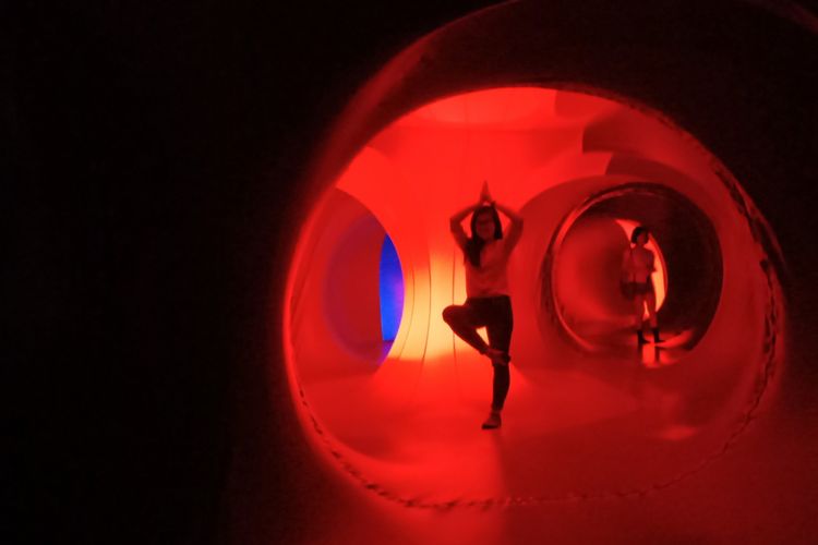 Salah satu area dalam instalasi Luminarium Trilumin di Mal Taman Anggrek, Jakarta.