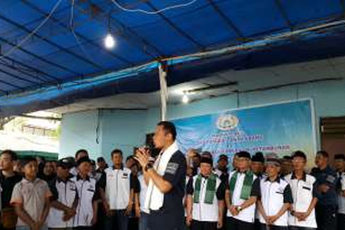 Calon gubernur DKI Jakarta Agus Harimurti Yudhoyono berdialog dengan warga Kelurahan Petamburan, Kecamatan Tanah Abang, Jakarta Pusat, Sabtu (14/1/2017).