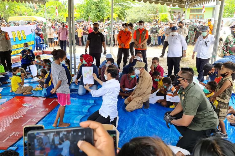 Foto : Presiden Republik Indonesia, Joko Widodo memantau langsung wilayah terdampak bencana banjir bandang dan longsor, tepatnya di Desa Makaka, Kecamatan Ile Ape, Kabupaten Lembata, Jumat (9/4/2021).