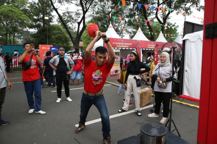 Seorang peserta antusias mengikuti games pada acara Daihatsu Kumpul Sahabat Bekasi.