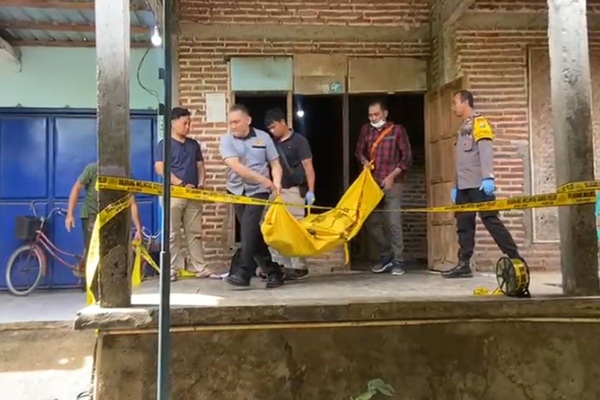 Bonamin (60) warga Kelurahan Paju, Kabupaten Ponorogo, ditemukan tewas oleh tetangganya di ruang tamu rumahnya.