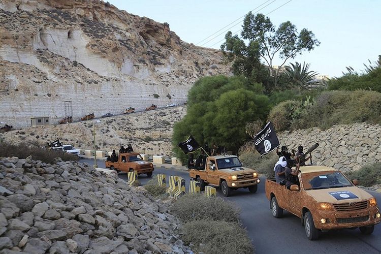 Kendaraan bermotor milik anggota Dewan Pemuda Islam Derna, yang telah berbaiat kepada kelompok ISIS, sedang berkonvoi di pada Oktober 2014.