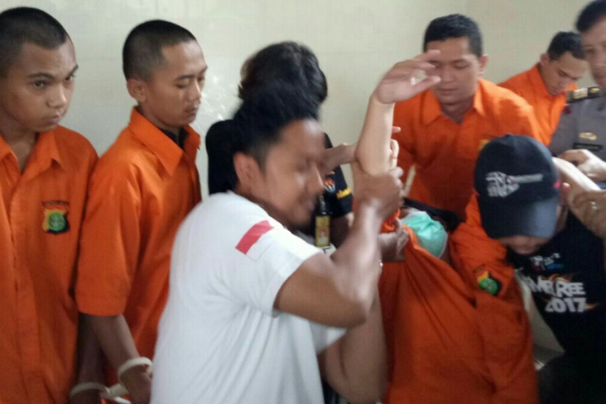 Tersangka kasus penipuan pingsan saat polisi menyelenggarakan jumpa pers