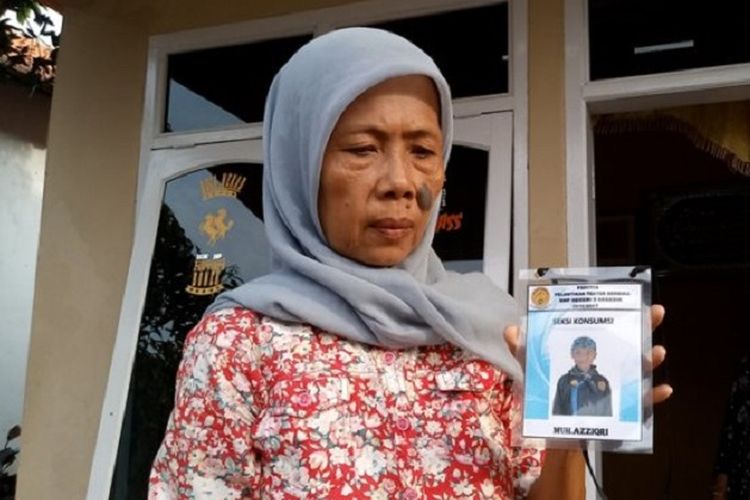 Aminah memegang foto anaknya, Muhammad Az-Ziqri (14). Ziqri menjadi salah satu korban tewas  yang tertimpa reruntuhan tembok bangunan sarang burung walet yang menimpa Sanggar Kesenian Wayang Kulit Hidayat Jati di Blok III Desa Gegesik Wetan, Kecamatan Gegesik, Kabupaten Cirebon, Senin (16/4/2018).