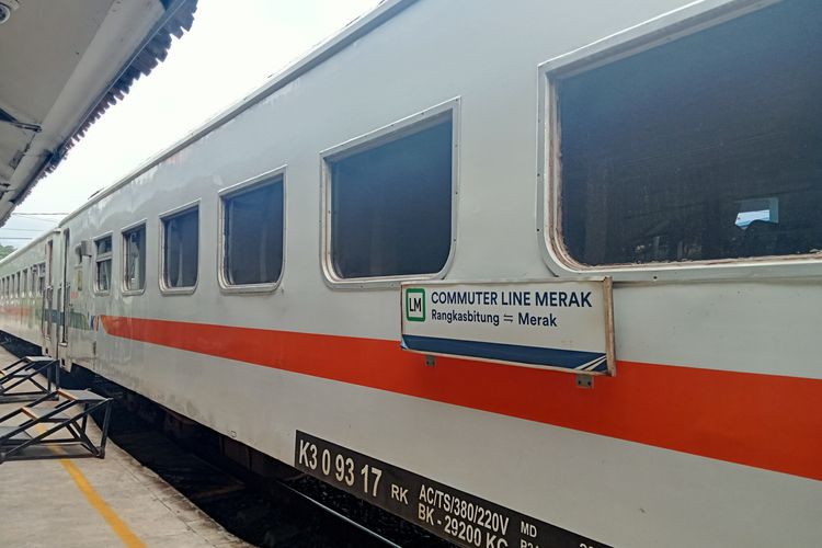 Kereta Api (KA) Lokal rute Stasiun Rangkasbitung menuju Stasiun Merak, Selasa (14/11/2023). 