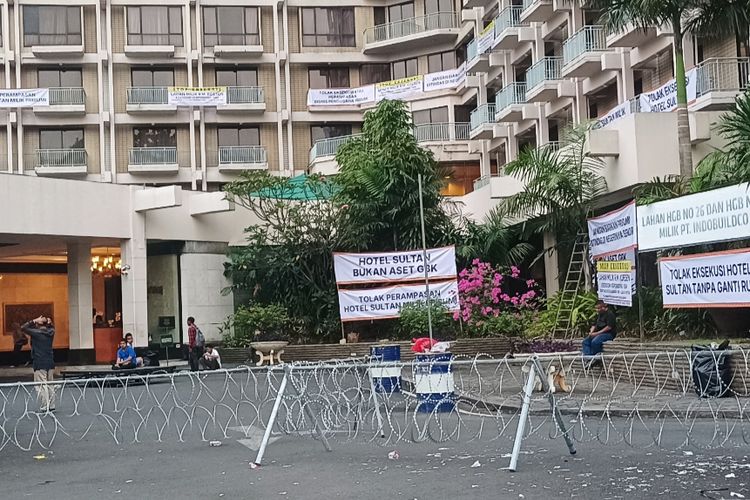 Situasi Terkini Hotel Sultan Jelang Eksekusi: Simpatisan Berkumpul, Kawat Berduri Dipasang