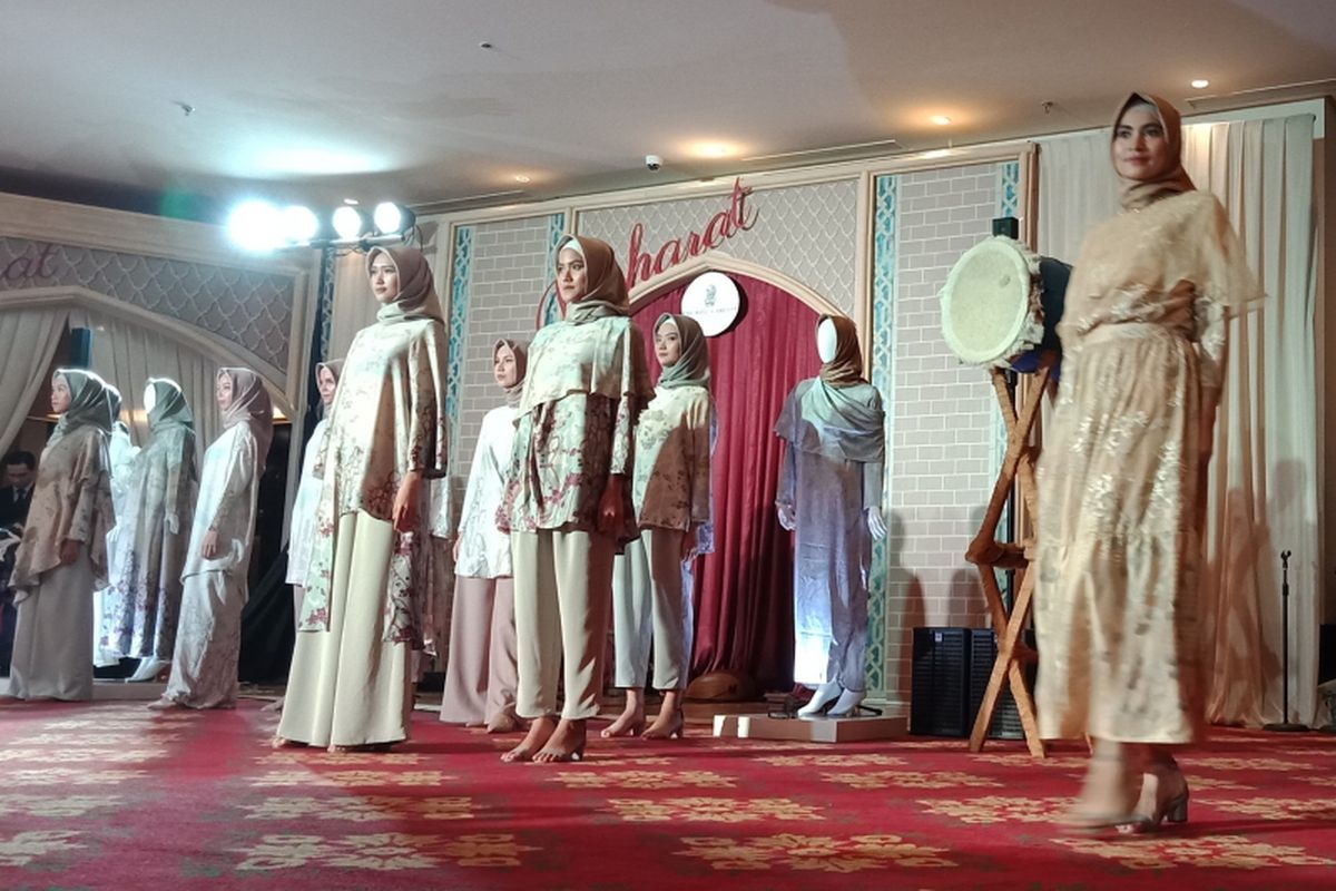 Salah satu koleksi Raya dari label busana muslim KAMI. Tiga koleksi terbaru diperkenalkan, yakni Marra, Hanagami & Varsada dan Promenade di Ballroom Hotel The Ritz Carlton, Jakarta, Rabu (16/5/2018).
