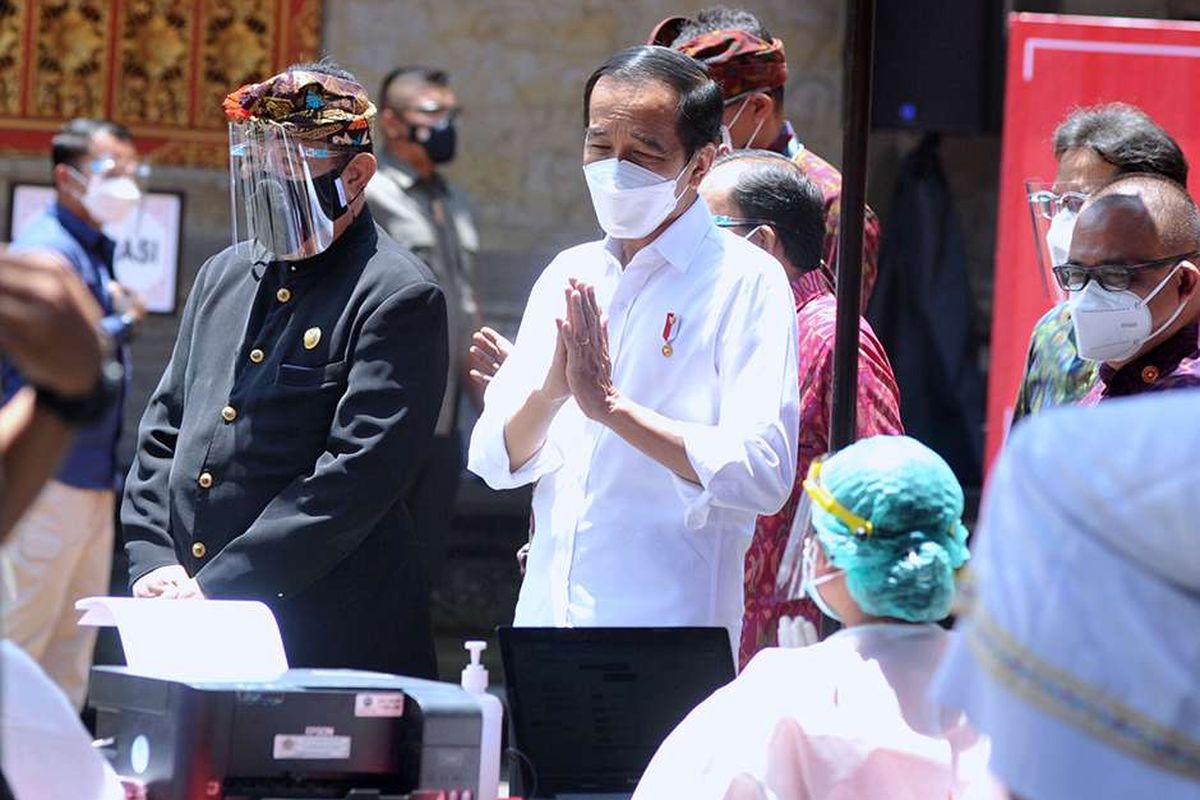 Presiden Joko Widodo (tengah) berbincang dengan tenaga kesehatan saat meninjau proses vaksinasi COVID-19 di Puri Ubud, Gianyar, Bali, Selasa (16/3/2021). Kunjungan tersebut dilakukan Presiden Jokowi untuk melihat secara langsung proses vaksinasi secara massal kepada para pelayan publik, tokoh agama dan adat serta masyarakat setempat.
