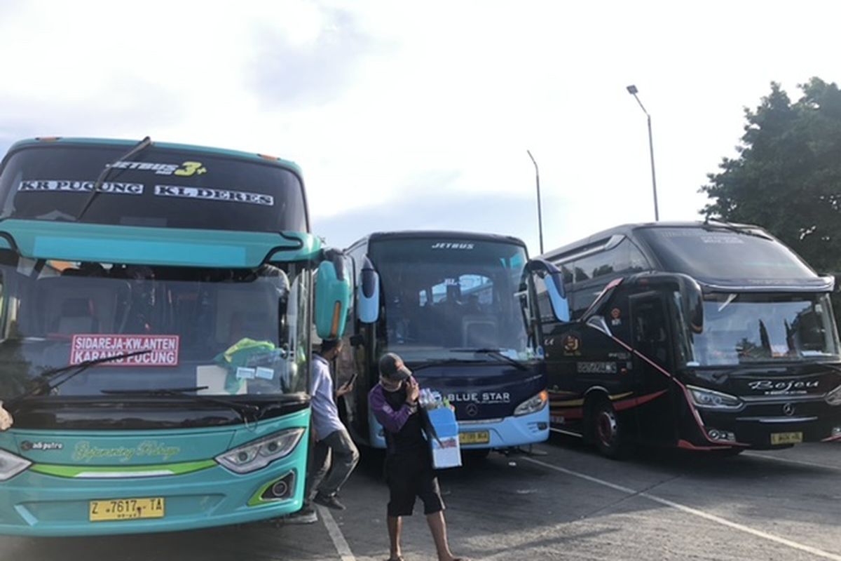 Beberapa bus di Terminal Kalideres, Jakarta Barat menunggu waktu keberangkatannya, Jumat (6/5/2022). 
