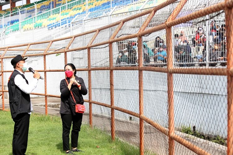 ketua DPR RI Puan Maharani didampingi Wali Kota Eri Cahyadi, Gubernur Jatim Khofifah Indar Parawansa beserta Forkopimda Lainnya, Saat Meninjau Lokasi Vaksinasi di Stadion Gelora 10 November Surabaya, Kamis (8/7/2021).