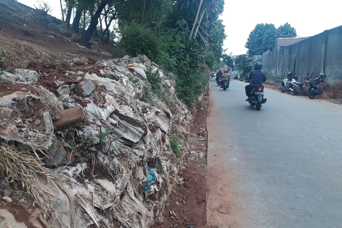 Kondisi tebing Jalan DI Panjaitan, Jakarta Timur, yang rawan longsor saat hujan deras, Senin (18/11/2019).