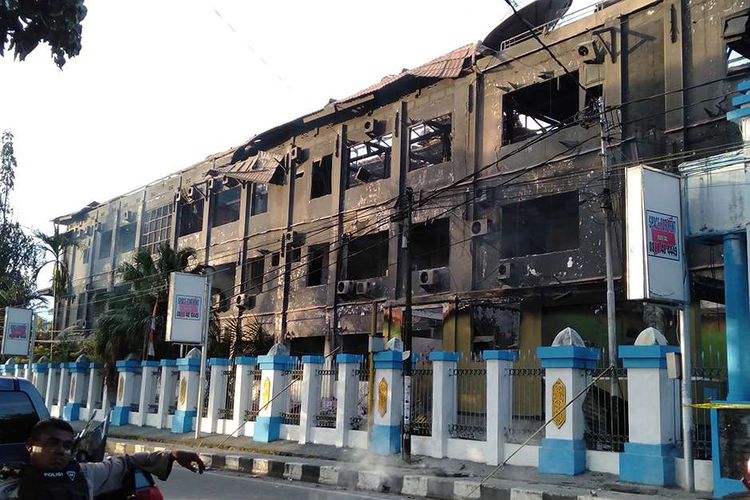 Kondisi gedung Majelis Rakyat Papua yang terbakar pascakerusuhan di Manokwari, Papua Barat, Senin (19/02/2019). Suasana Manokwari mulai kondusif pascaaksi kerusuhan akibat kemarahan atas peristiwa yang dialami mahasiswa asal Papua di Surabaya, Malang dan Semarang.