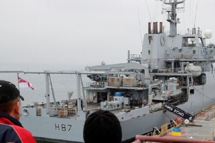 Kapal perang Inggris HMS Echo bersandar di Pelabuhan Odessa, Ukraina, pada Jumat (21/12/2018).