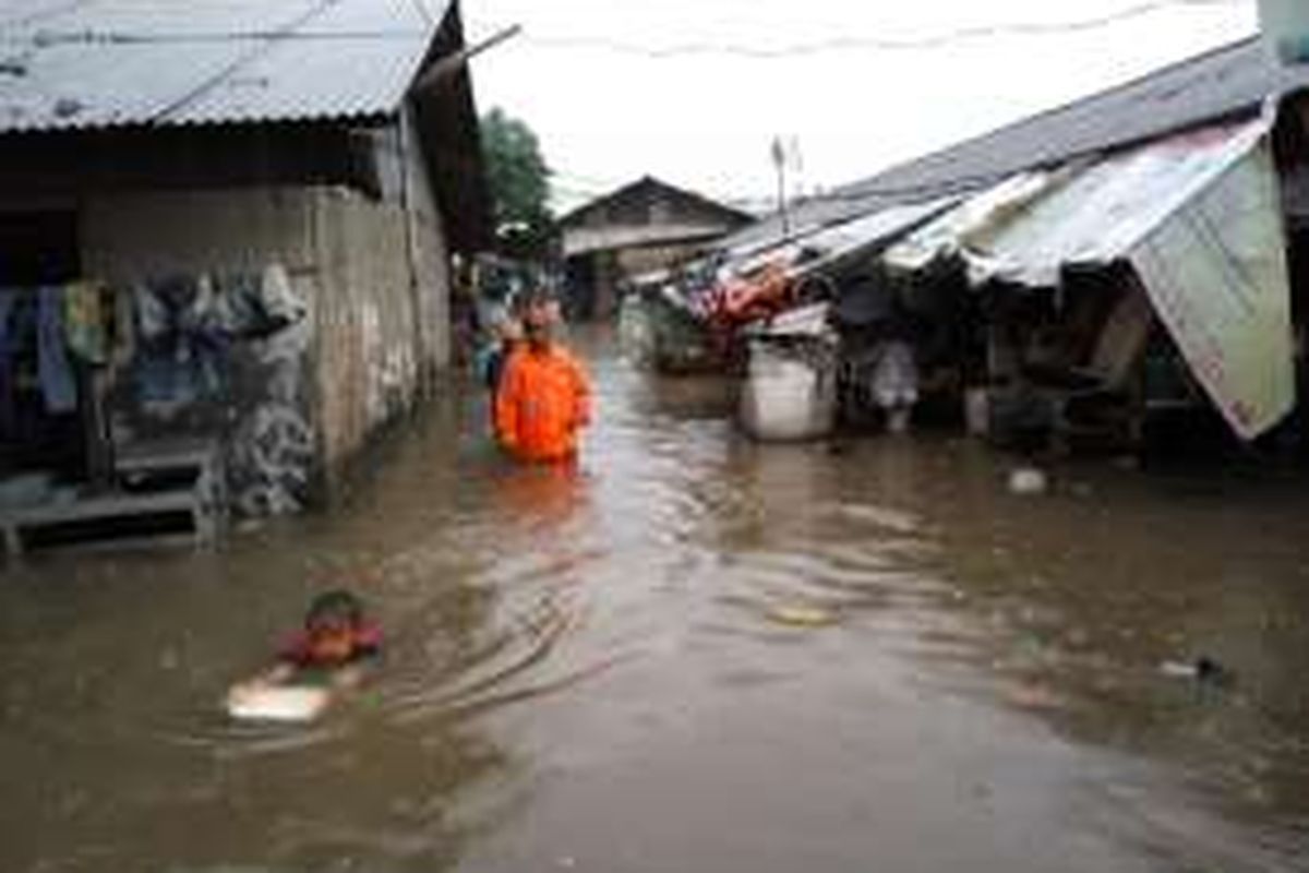 Kondisi banjir di Jalan Ibrahim, Duren Tiga, Pancoran, Jakarta Selatan, Minggu (14/2/2016).