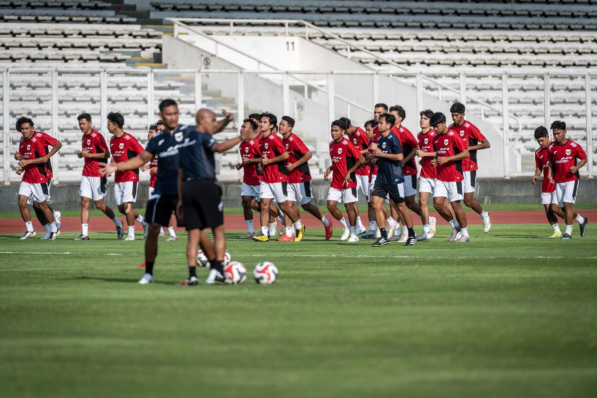 Sejumlah pesepak bola Timnas U23 Indonesia mengikuti sesi latihan di Stadion Madya, Komplek GBK, Senayan, Jakarta, Senin (23/6/2025). Timnas U23 Indonesia mulai menjalani pemusatan latihan di Jakarta sebagai persiapan Piala AFF U23 2025.
