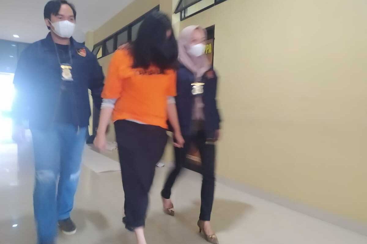 NL (36) ASN asal Lampung Utara yang ditangkap polisi karena menipu 24 orang dengan modus tawaran sebagai honorer. Tersangka meraup Rp 569 juta dari penipuan itu.