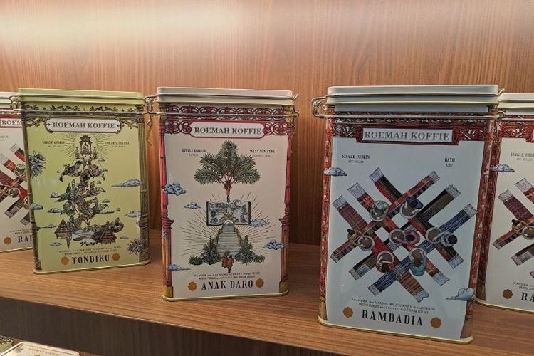 Koffie Tins merupakan biji kopi premium yang dikemas dalam kaleng eksklusif dengan sentuhan budaya lokal pada setiap varian. Ketiga varian yang diluncurkan adalah Rambadia, Anak Daro, dan Tondiku. Masing-masing mewakili kekayaan cita rasa dan cerita budaya dari Sumatera. 