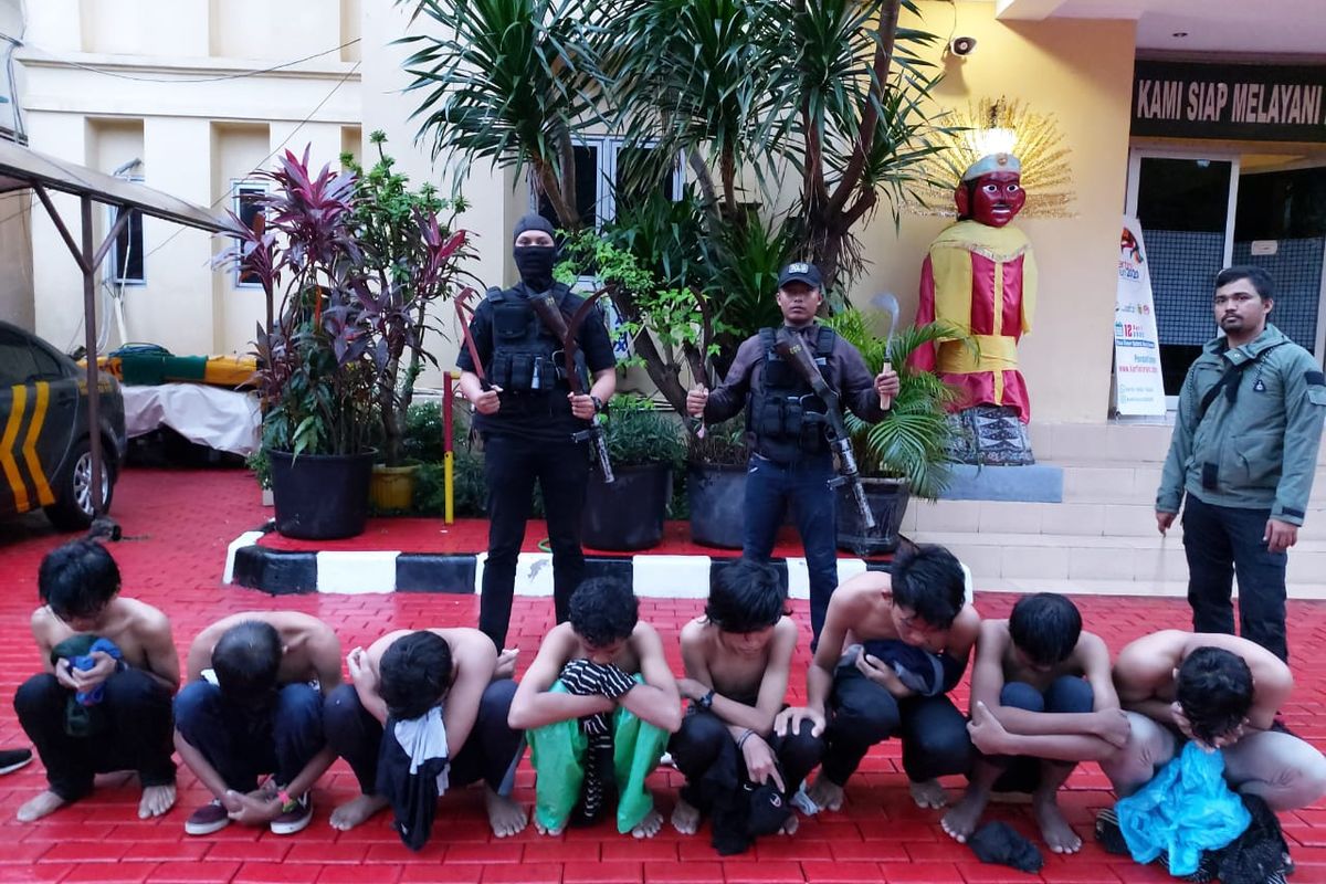 8 remaja yang ditangkap oleh polisi karena diduga akan tawuran, kini mereka diamankan di Polsek Tanjung Duren, Jakarta Barat, Sabtu (22/2/2020)