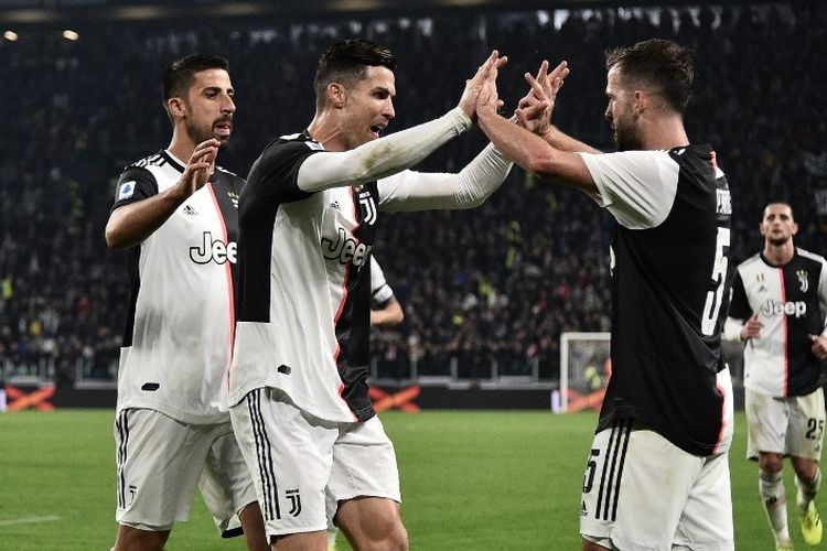 Cristiano Ronaldo merayakan gol Miralem Pjanic pada laga Juventus vs Bologna di Stadion Allianz, Turin, dalam lanjutan Liga Italia, 19 Oktober 2019. 