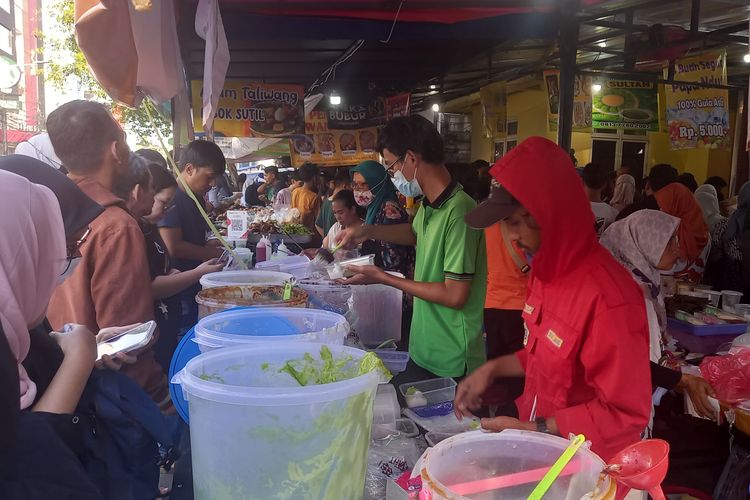 booth bubur sumsum campur di bazar takjil ramadhan benhil