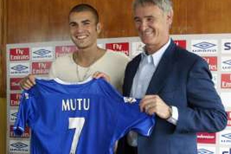 Adrian Mutu diperkenalkan sebagai pemain baru Chelsea di London, 22 Agustus 2003.