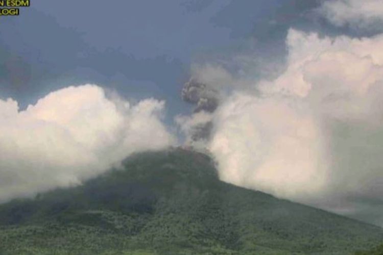 Gunung Ile Lewotolok alami erupsi Jumat (1/3/2024) pukul 13.13