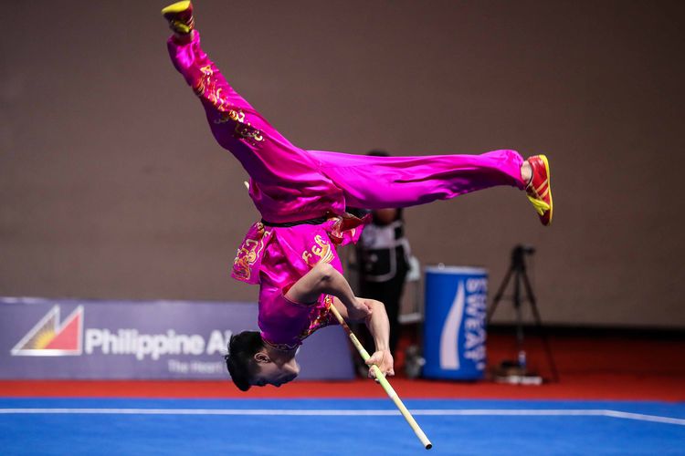 Atlet wushu putra Indonesia, Edgar Xavier Marvelo beraksi dalam final men gunshu putra SEA Games 2019 di World Trade Center, Manila, Filipina, Selasa (3/12/2019). Cabang olahraga wushu melalui Edgar Xavier Marvelo menyumbang medali emas ketujuh untuk Indonesia.