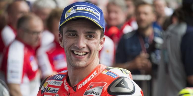 Pebalap Ducati asal Italia, Andrea Iannone, merayakan setelah berhasil finis di urutan ketiga pada balapan GP Americas di Circuit of The Americas (COTA), Minggu (10/4/2016).