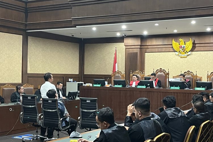 Eks Direktur Utama PT Mora Telematika Indonesia, Galumbang Menak berdiri mendengarkan putusan majelis hakim Pengadilan Tipikor Jakarta, Kamis (9/11/2023).