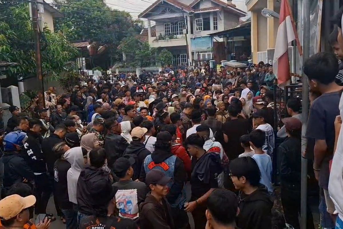 Ratusan warga Desa Tenjolaya, Kecamatan Cicalengka, Kabupaten Bandung, Jawa Barat, berkumpul di depan Kantor Desa Tenjolaya terkait penolakan eksekusi, Selasa (15/4/2025)