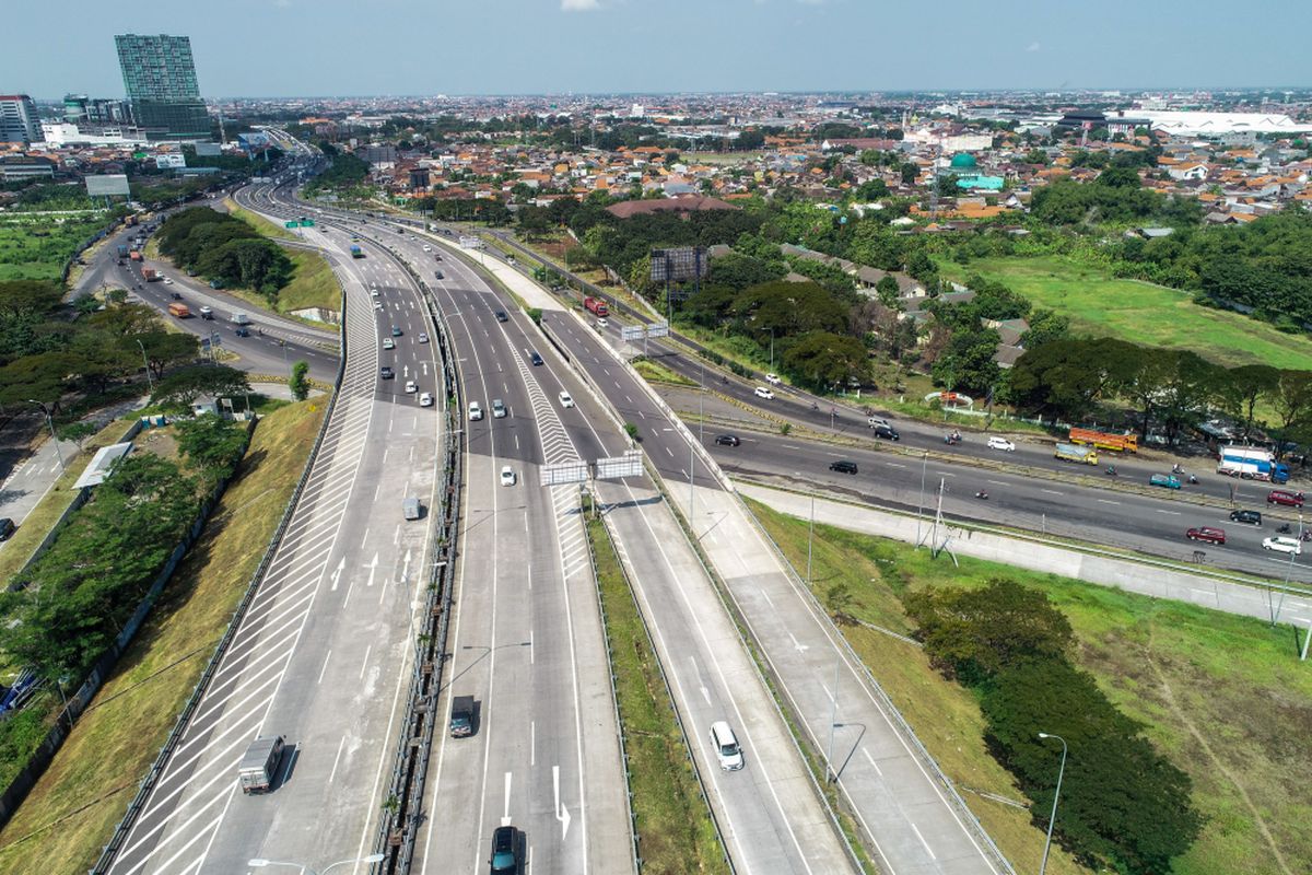 Foto udara simpang susun Waru di Tol Surabaya-Gempol di Jawa Timur, Selasa (5/6/2018). Tol Surabaya-Gempol sudah beroperasi dan dapat dilintasi para pemudik.