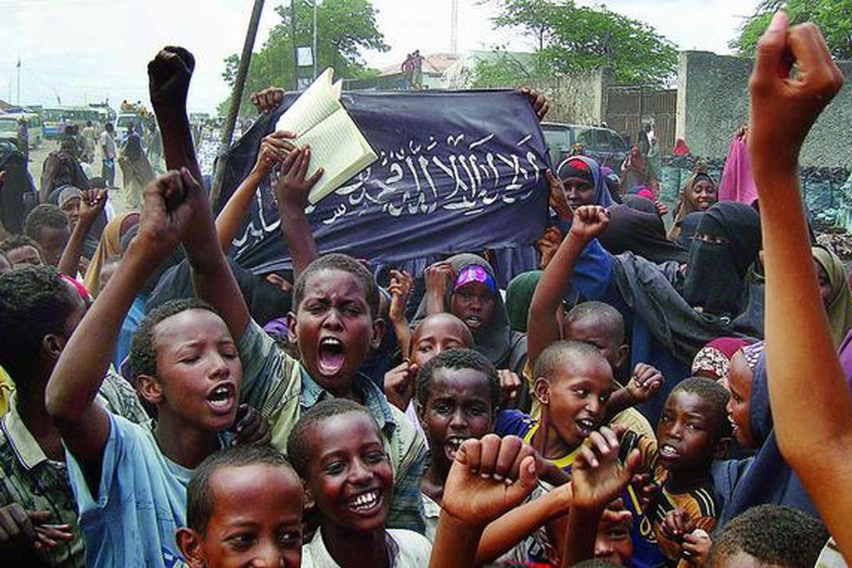 Sejumlah warga di Mogadishu utara, Somalia, Sabtu (5/6), bersorak-sorai saat melihat sebuah buldoser milik pasukan pemerintah yang berhasil disergap Shebab, sebuah kelompok perlawanan di negara itu