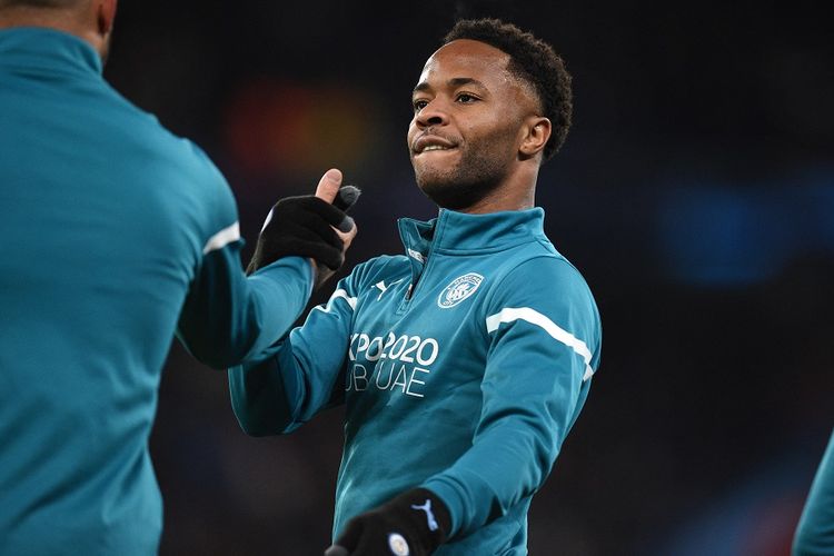 Gelandang Manchester City Raheem Sterling melakukan pemanasan menjelang pertandingan Liga Champions antara Man City vs PSG di Stadion Etihad di Manchester, barat laut Inggris, pada 24 November 2021.