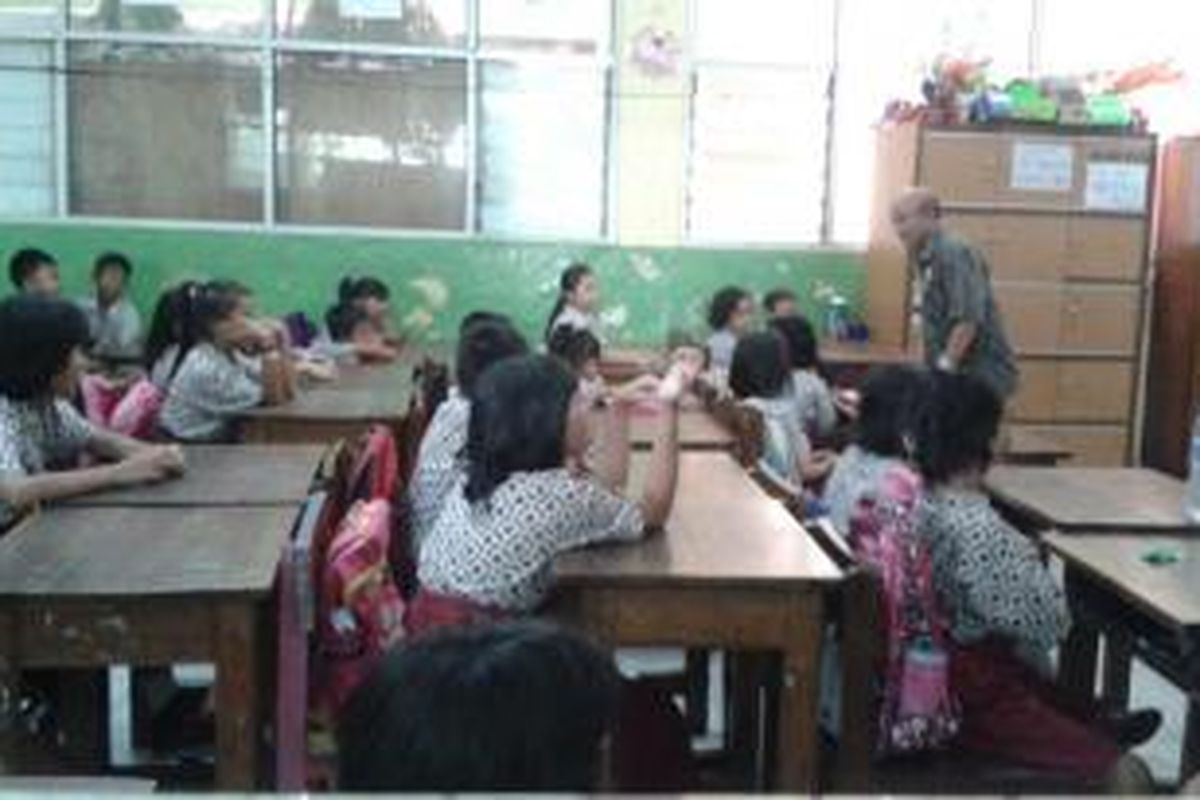 Wakil Pemimpin Umum Kompas St Sularto saat mengajar siswa kelas 3 SDN Kemayoran 01 Pagi, Jakarta, Kamis (24/4/2014).