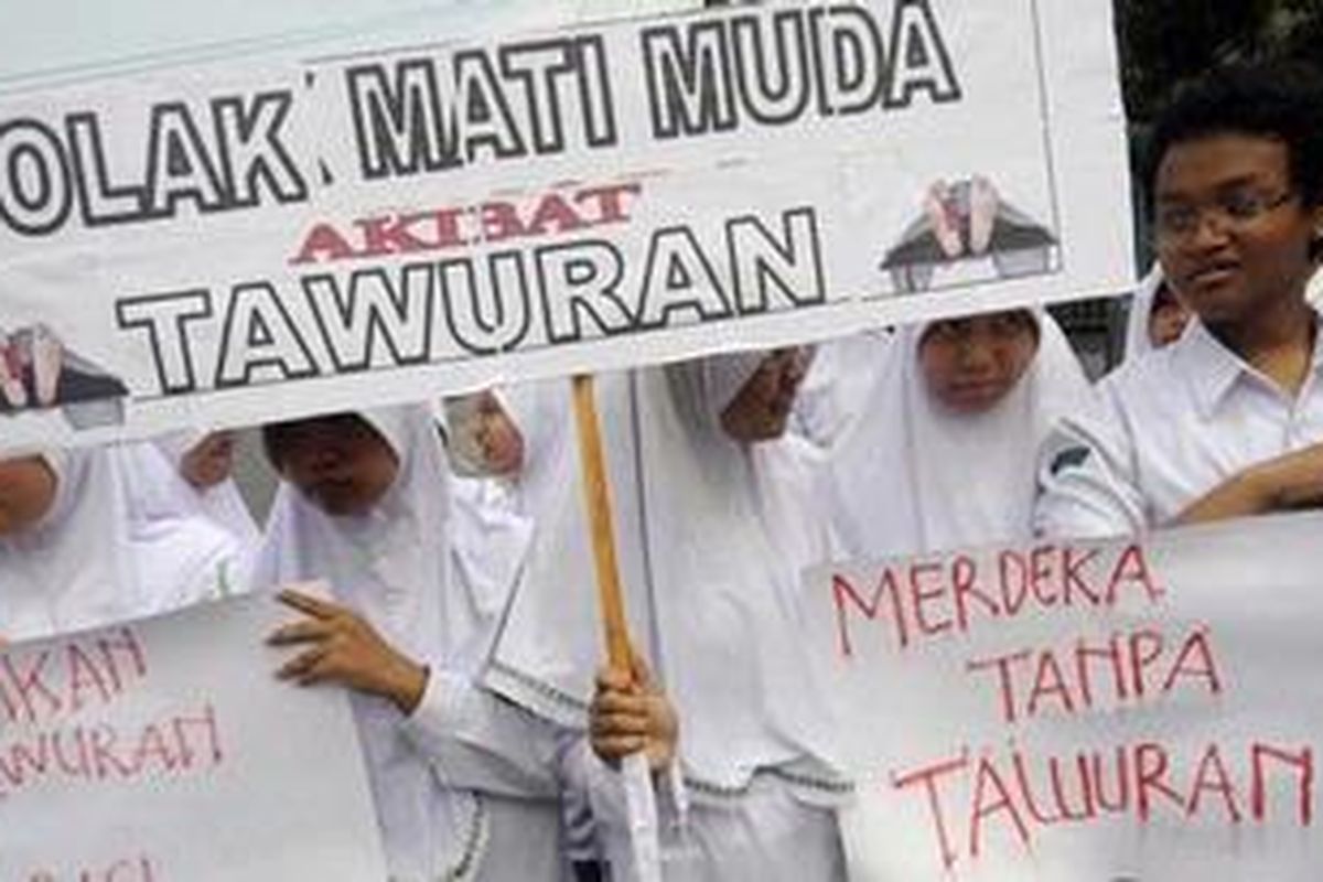 Siswa SMA Tamiriyah Surabaya melakukan aksi tolak tawuran di Surabaya, Jawa Timur, Kamis (27/9/2012). Mereka mengaku prihatin atas kasus tawuran pelajar di Jakarta yang merenggut korban jiwa. Mereka mengajak kepada pelajar untuk lebih menghargai hidup dan mengisinya dengan kegiatan yang bermanfaat.   