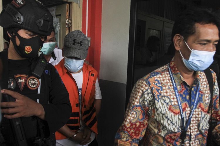 Terdakwa kasus korupsi lahan kuburan Johan Anuar, saat izin keluar Rumah Tahanan (Rutan) Pakjo Palembang, untuk dilantik Gubernur Sumatera Selatan Herman Deru sebagai Wakil Bupati Ogan Komering Ulu (OKU) terpilih, Jumat (26/2/2021).