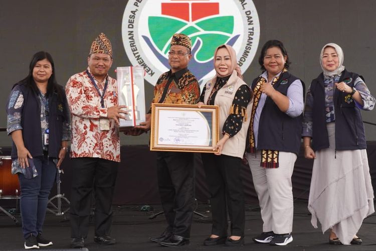 Trofi Juara Umum menunjukkan keunggulan Provinsi Lampung pada Gelar TTG Nusantara 2023. 